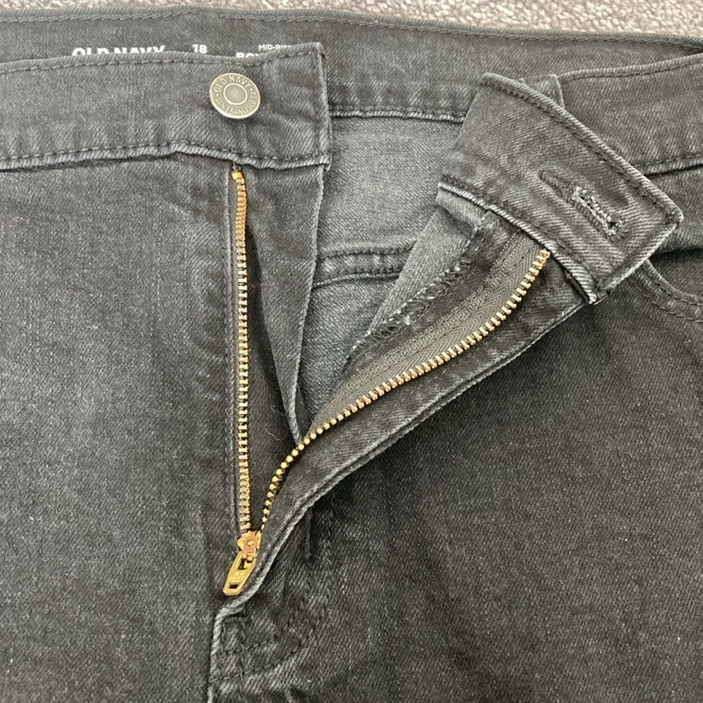 Mid-Rise Black-Wash Ripped Boyfriend Jean Shorts, Size 18 - Picture 5 of 7